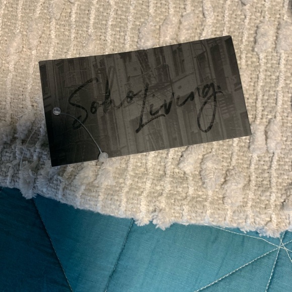 Soho Living Throw 50”x60”. Cotton ‘Rope’ style tassles. Cotton/poly blend. Light - Picture 2 of 4